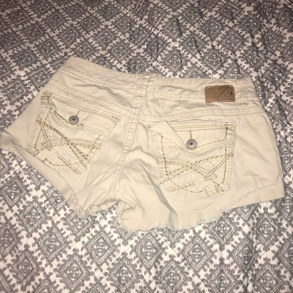 Light khaki short shorts - Picture 2 of 2